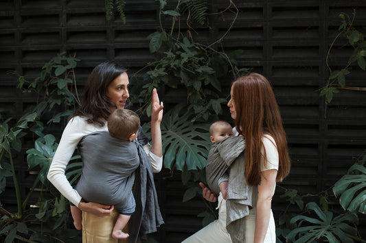 dos mujeres porteando a sus bebés en rebozo bandolera de anillos