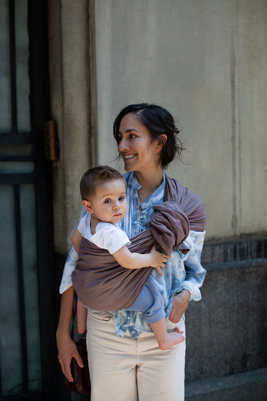 Mujer con bebé en rebozo o bandolera